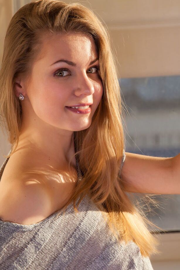 18P Sexy jovem querida Miliki adora exibir sua fenda rosa orgástica