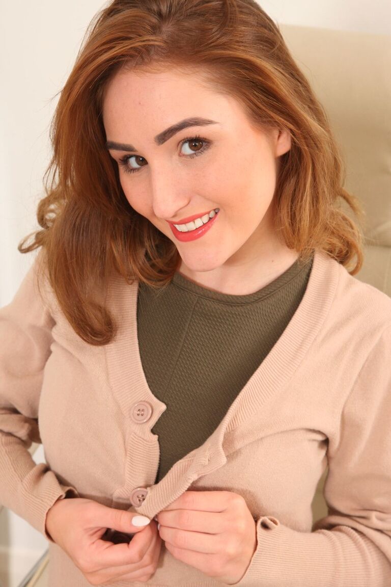 21P Rachelle, jolie secrétaire aux petits seins, pose sur une chaise de bureau en collants transparents