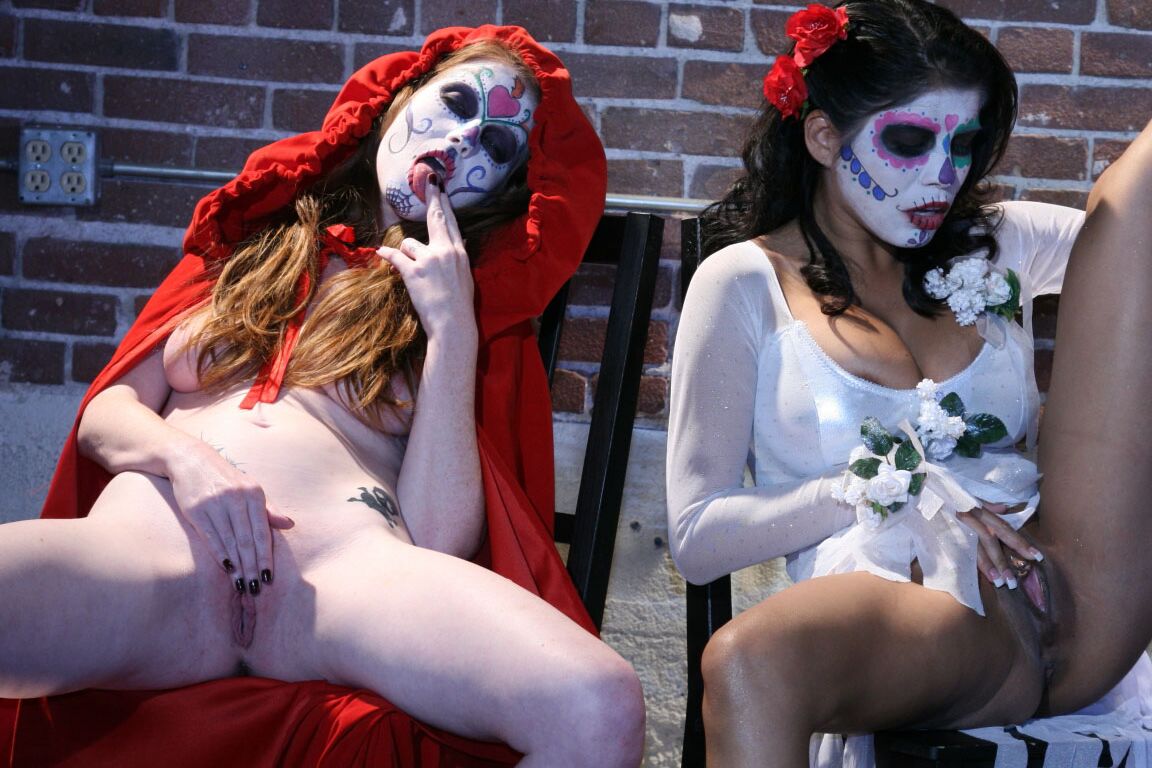 18P Alexis Amore and Nikki Rhodes are two nice lesbians with big natural tits