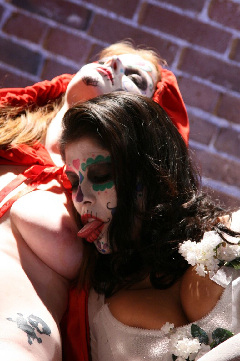 18P Alexis Amore and Nikki Rhodes are two nice lesbians with big natural tits