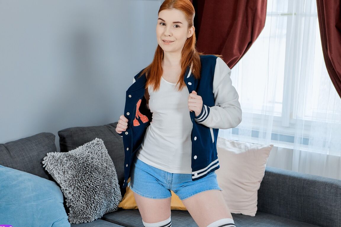 21P Ginger Teen Sweet Angelina montre son beau corps et se frotte le vagin