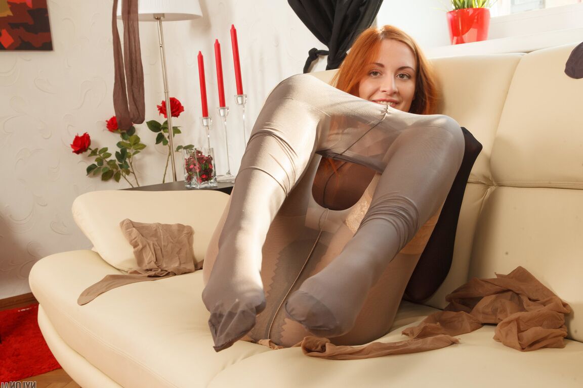 16P A ruiva sexy Eva cobre a cabeça e o corpo com camadas de meia-calça