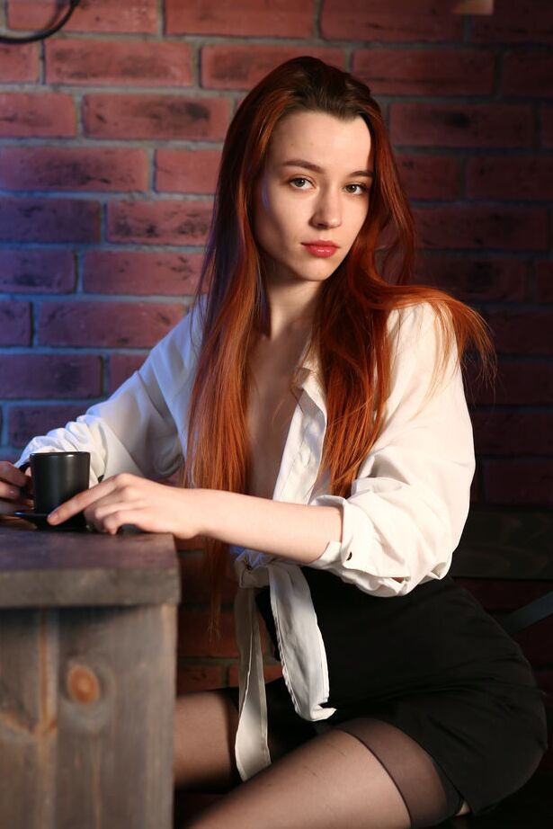 18P A ruiva sexy Sherice expõe seus peitos minúsculos enquanto fica completamente nua