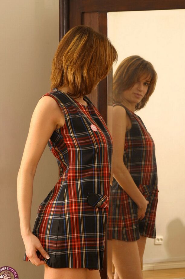 16P Megan Marlinez, rousse naturelle, se déshabille devant un miroir pour ses débuts nus