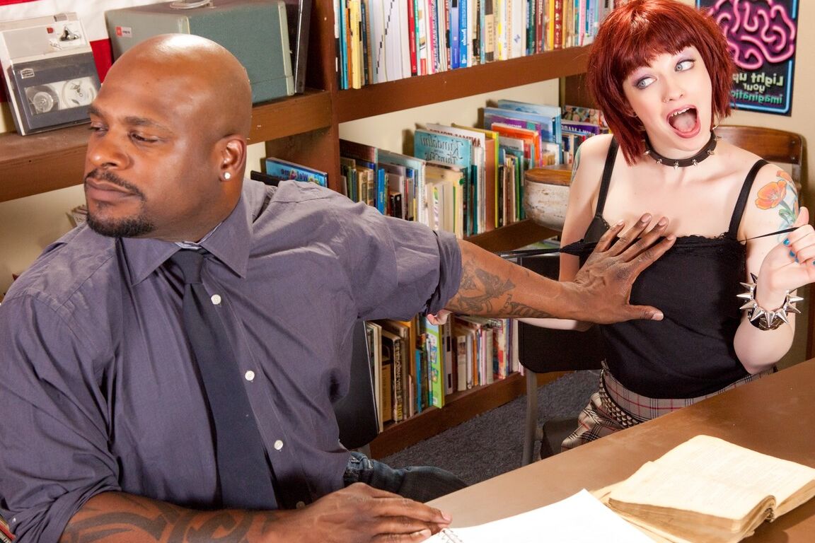 14P La estudiante pelirroja Sidney Scarlet seduce a su profesor negro en una biblioteca