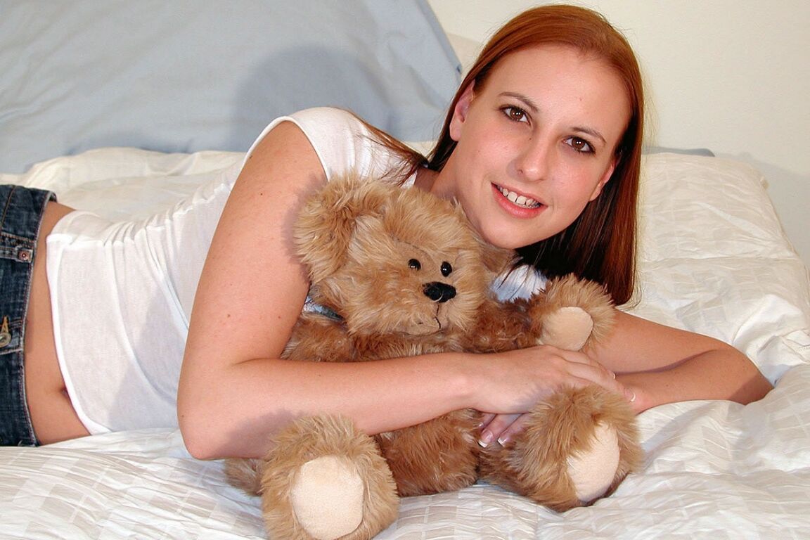 21P Garota amadora revela seus peitos pequenos e moluscos antes de chupar um dong para gozar