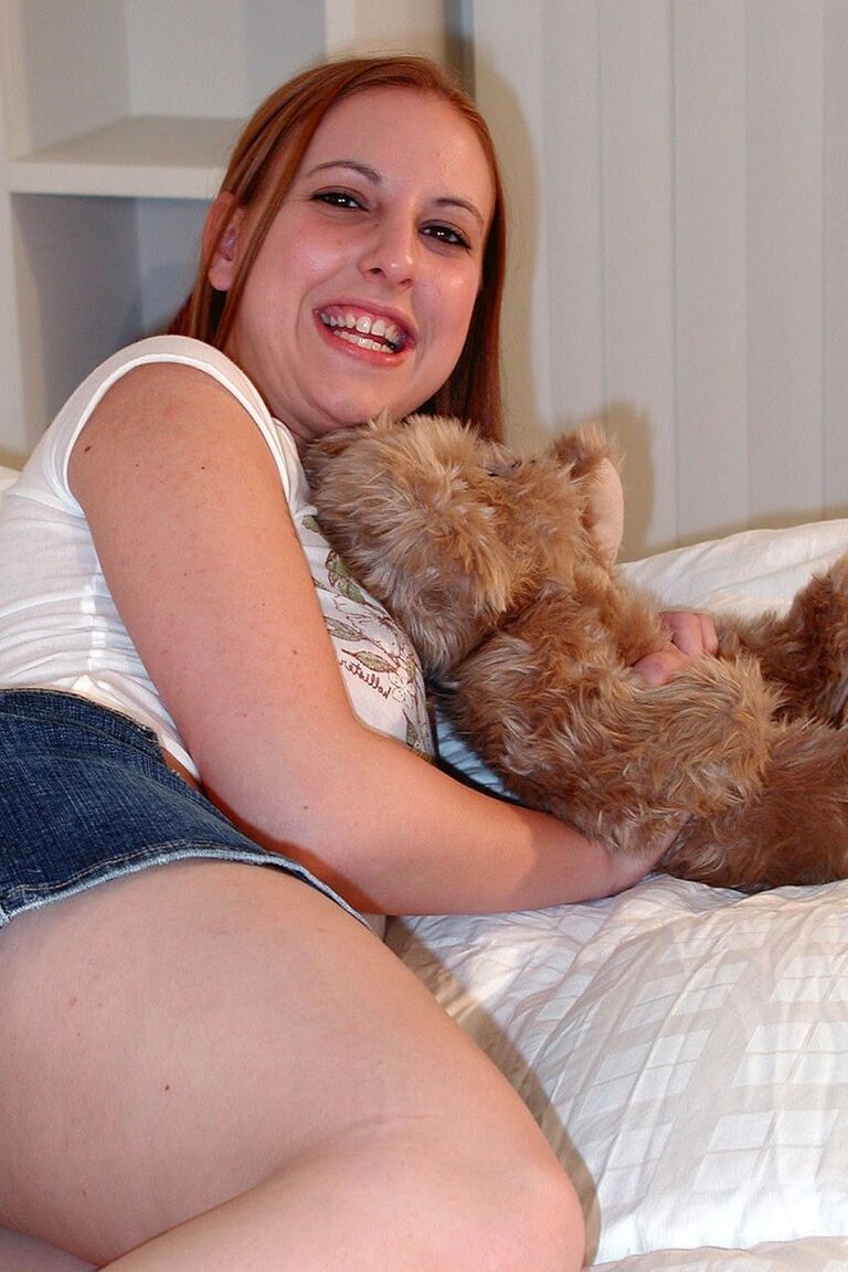 21P Garota amadora revela seus peitos pequenos e moluscos antes de chupar um dong para gozar