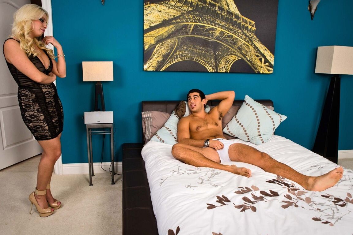 17P La mejor estrella porno Brittany Amber Damian B follada en cucharas y en poses de estilo perrito