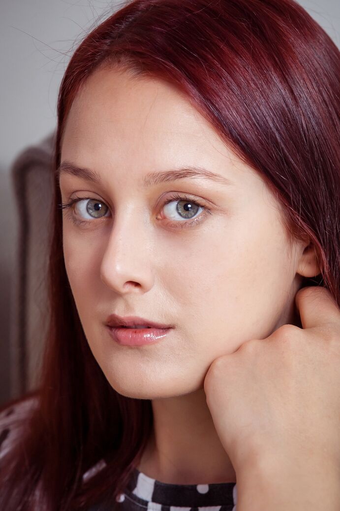 20P A jovem ruiva Olivia mostra a calcinha levantada antes de ficar totalmente nua