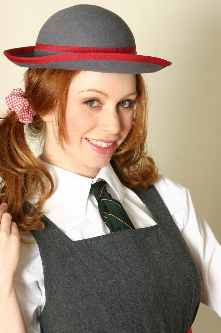 21P Das hübsche Schulmädchen Alexandra zieht ihre Uniform aus und enthüllt ihre Titten im Solo