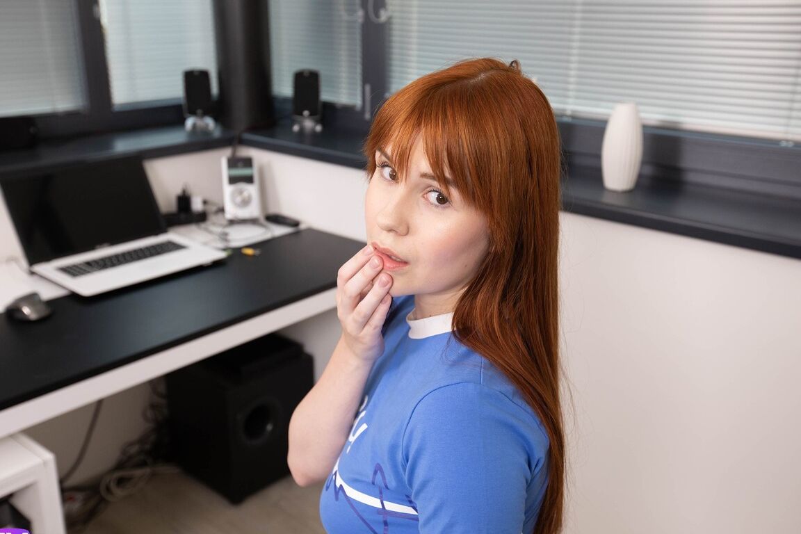 21P Sexy Rothaarige mit süßen Titten. Süße Angelina reitet einen Schwanz im POV