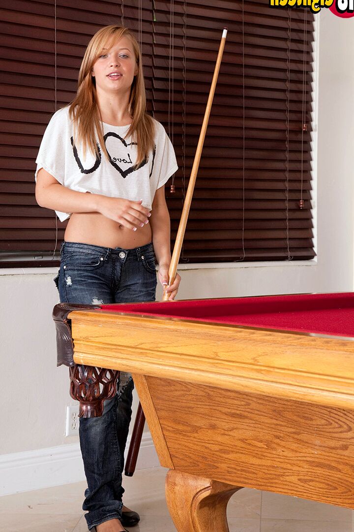 16P A bela adolescente Alyssa Branch faz sexo no sofá depois de jogar sinuca