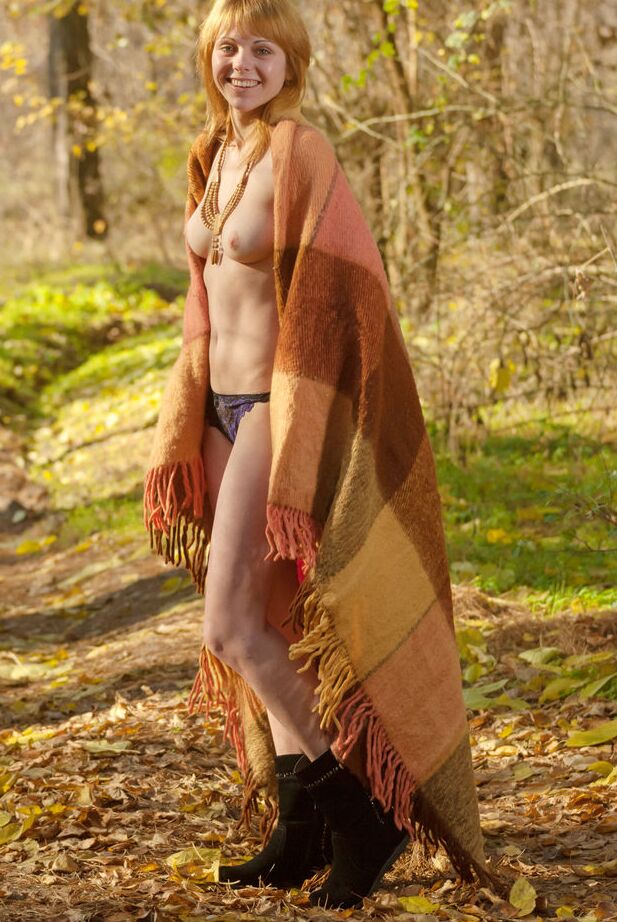 16P Yanina Fox opens up her orange checkered blanket and flashes her naked body in