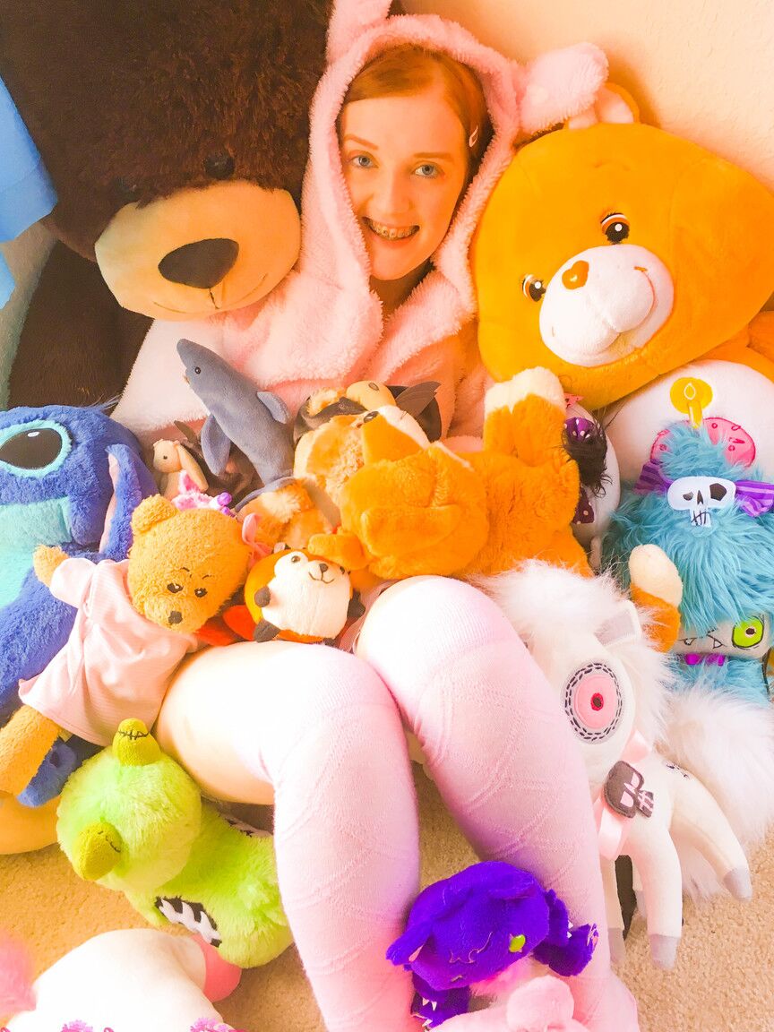 16P Ado coquine avec des nattes, Krystal Orchid joue avec sa chatte parmi des poupées en peluche