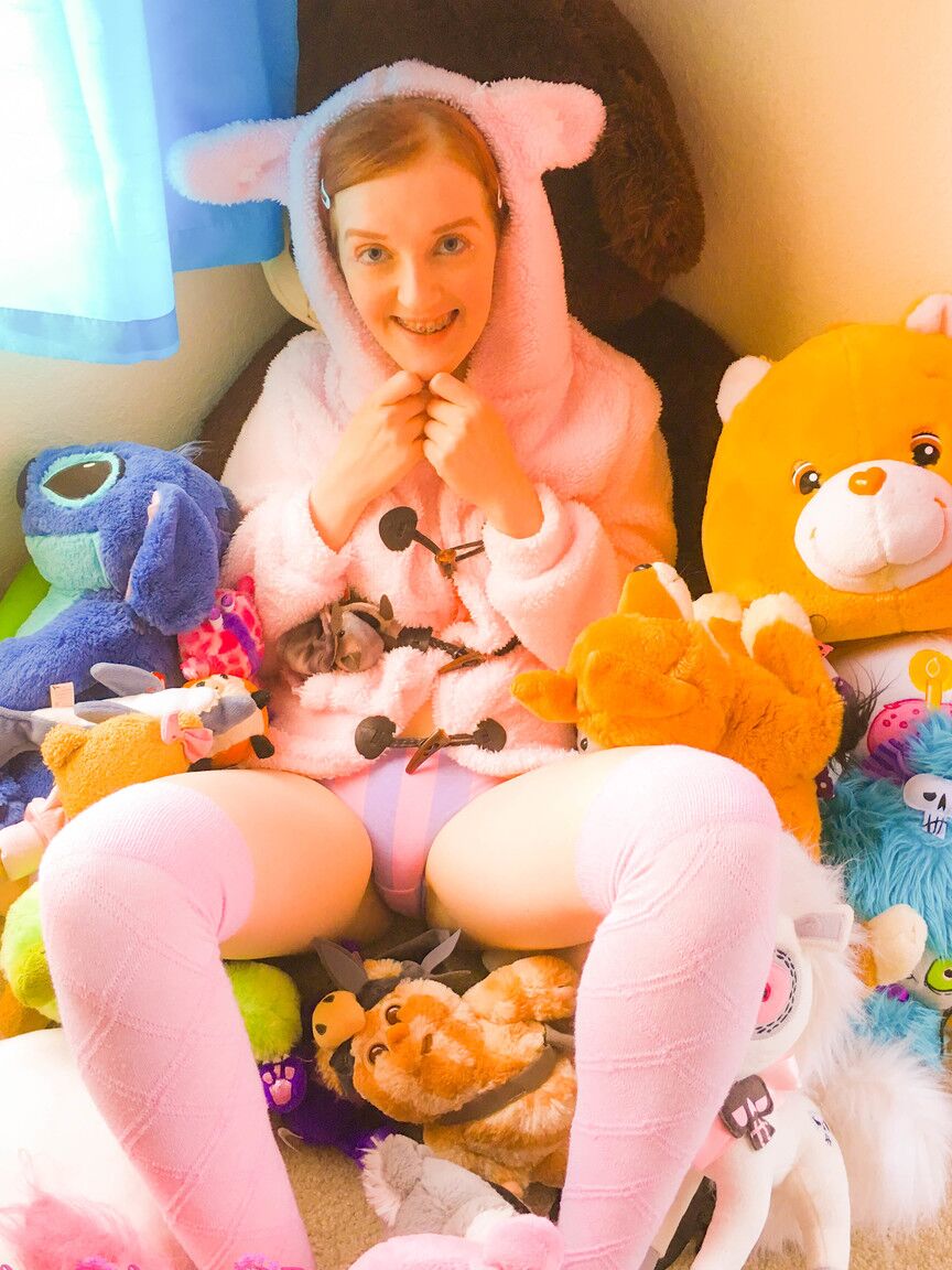 16P Ado coquine avec des nattes, Krystal Orchid joue avec sa chatte parmi des poupées en peluche