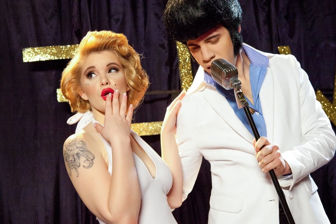Die 15P Retro- und Tattoo-geschmückte Mariah Mars nimmt harten Vaginal- und Analsex