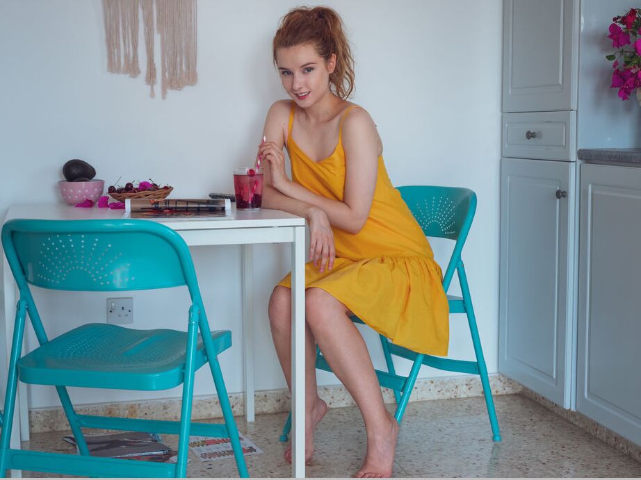 18P Sienna, rousse naturelle, met en valeur sa chatte rose et serrée après s'être déshabillée