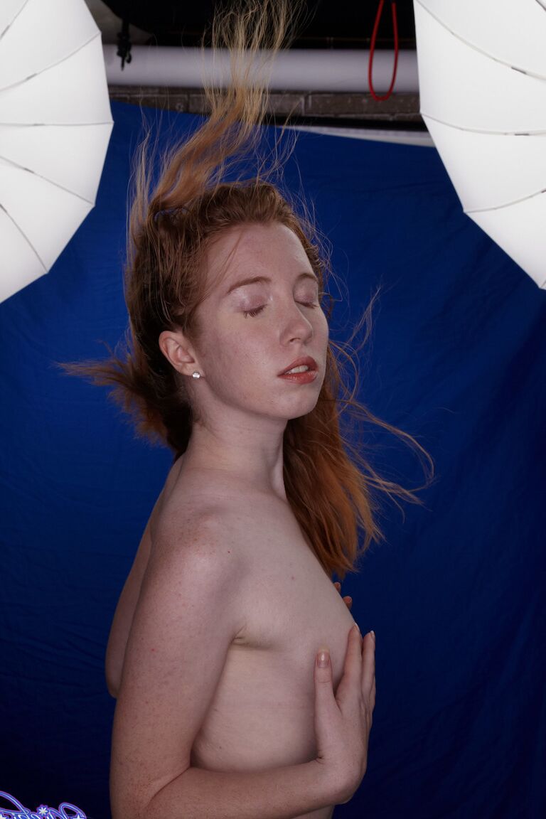 21P La star du porno mince Nicki Blue montre ses petits seins et ses tétons gaies en solo.
