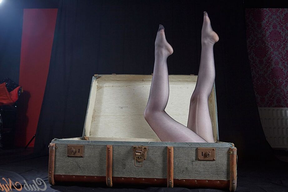 15P Natural redhead Ella strikes great poses in hose while getting in a trunk