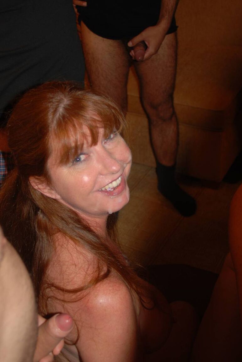 15P Dee Delmar madura com tesão adora um gangbang e sorve ansiosamente porra interracial