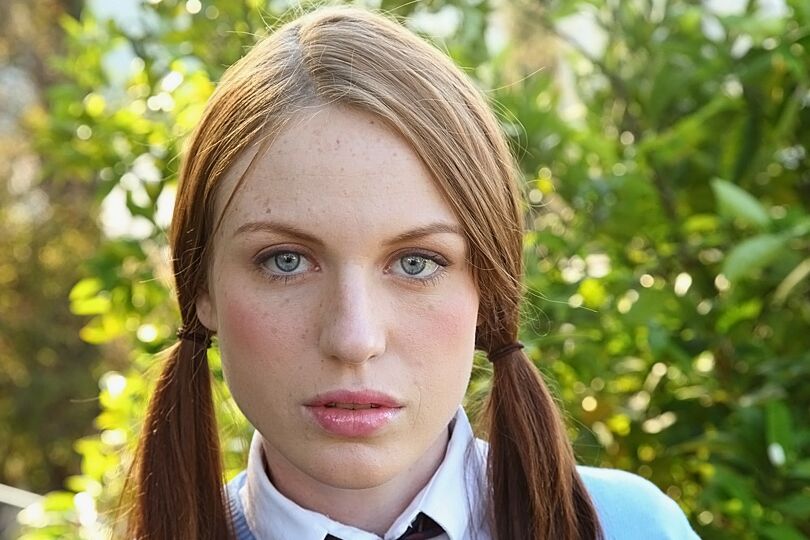 Kali Kenzington, écolière de 12P, baisse ses sous-vêtements blancs pour montrer sa chatte.