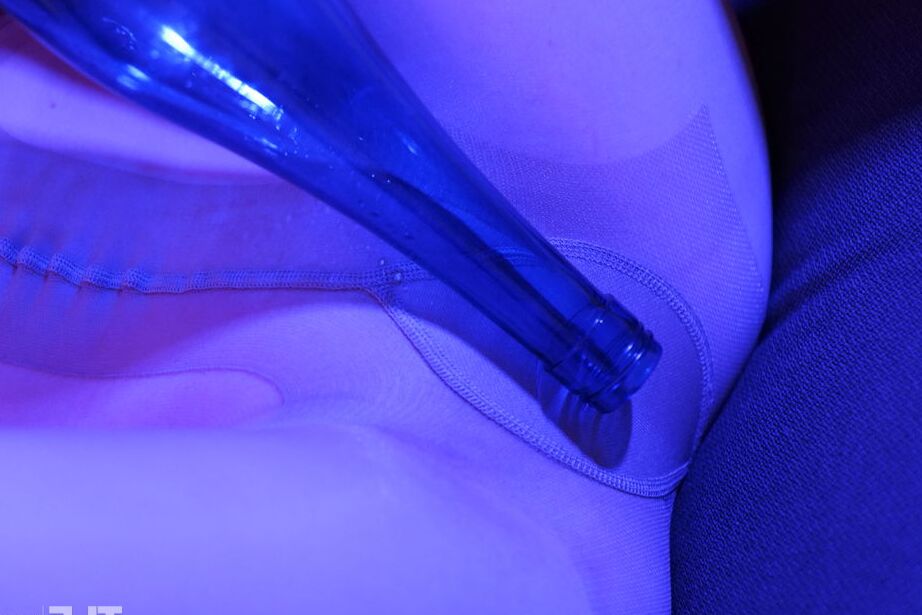16P A jovem excitada Ginger Mary enfia uma garrafa vazia dentro da buceta