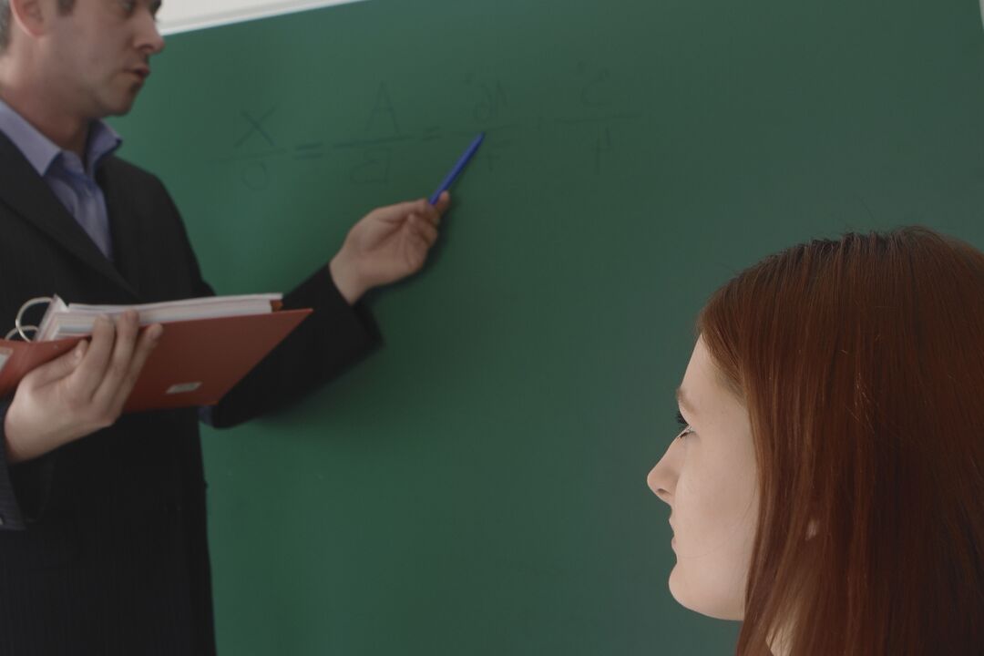 21P A adolescente russa ruiva Ksenia leva uma surra de seu professor particular em casa