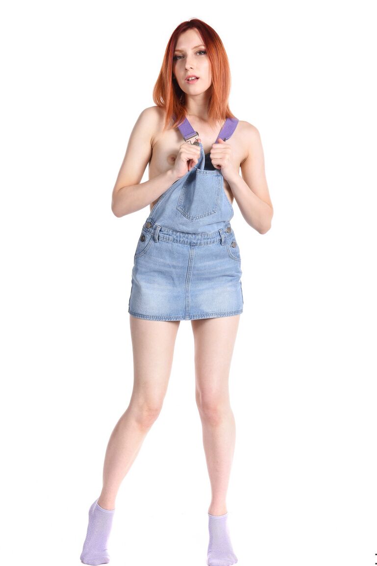 15P Natural redhead Elin Flame removes her overalls before toying her snatch