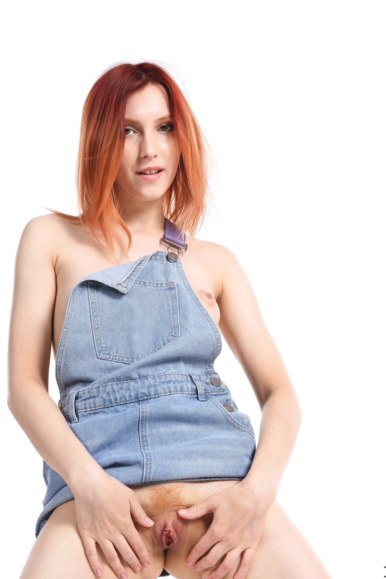 15P Natural redhead Elin Flame removes her overalls before toying her snatch