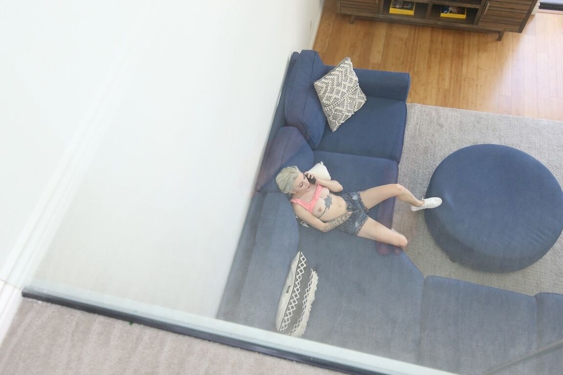 12P La joven rubia Lola Fae chupa una gran polla negra después del sexo POV