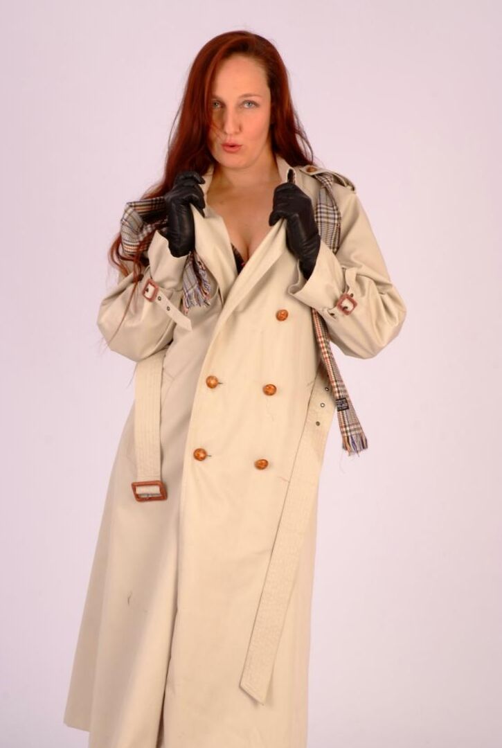 15P Sammi B, la femme rousse, s'exhibe en portant des gants en cuir noir