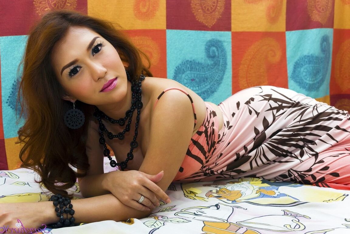 15P Safira Jovem Sensual Safira em vestido colorido
