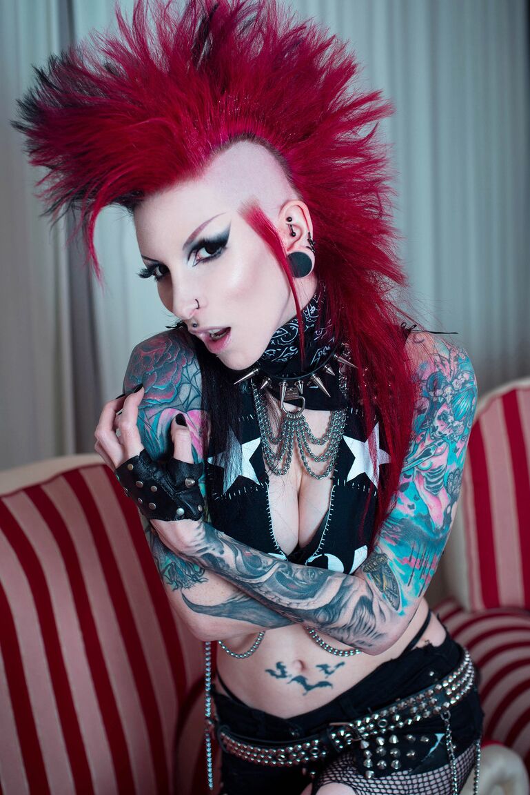 15P Alt model Razor Candi sports a Mohawk while dildoing her vagina