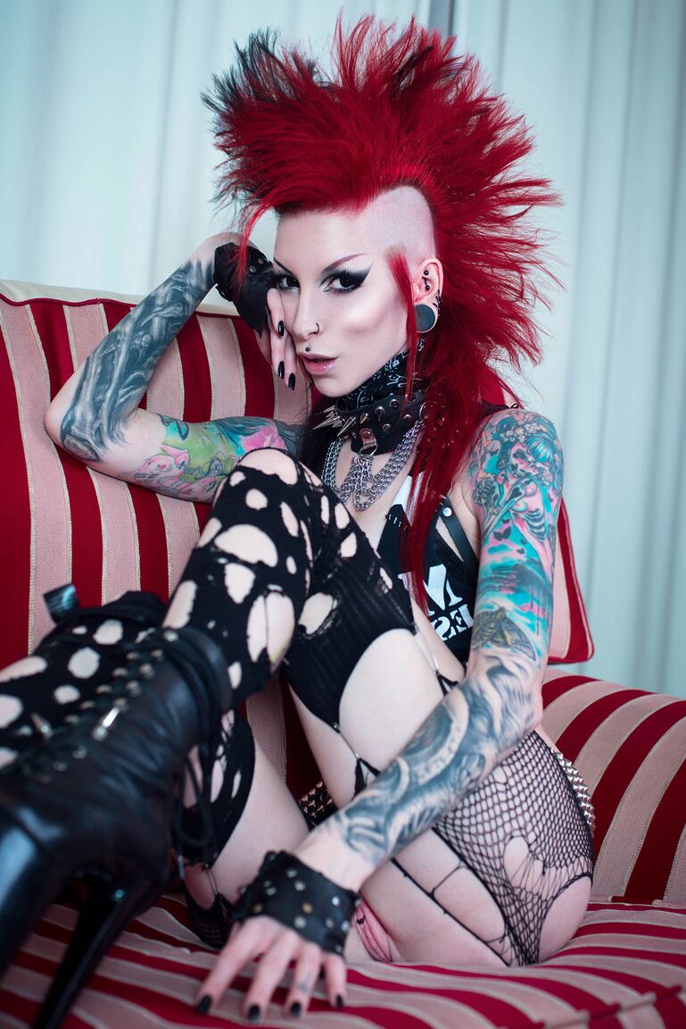 15P Alt model Razor Candi sports a Mohawk while dildoing her vagina