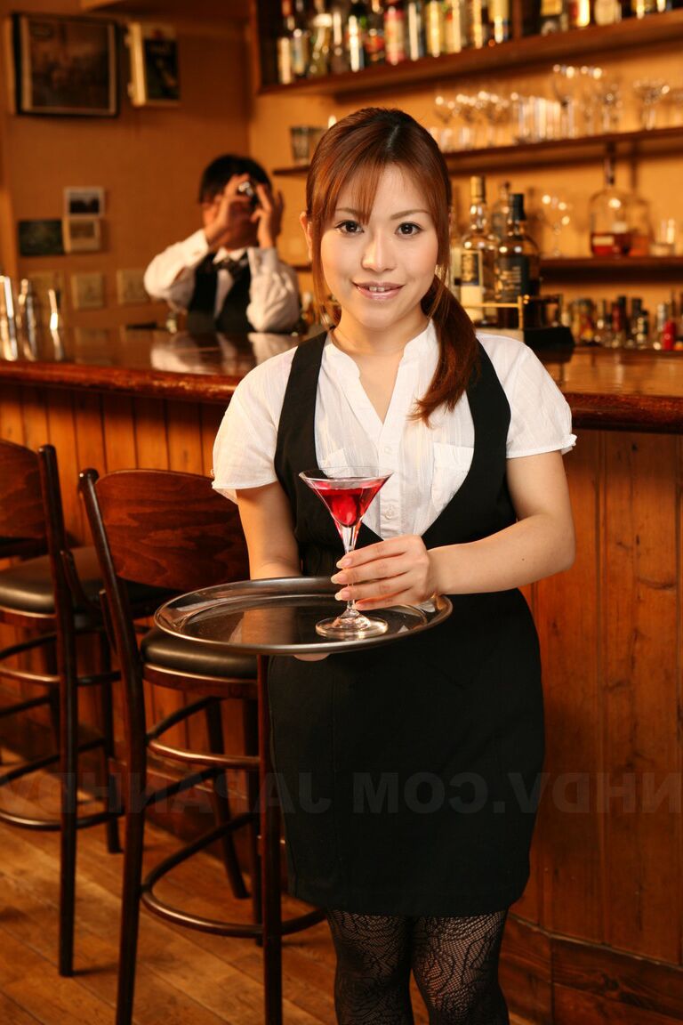15P La rousse japonaise Aoi Mochida sert un verre avant de se doigter dans un bar