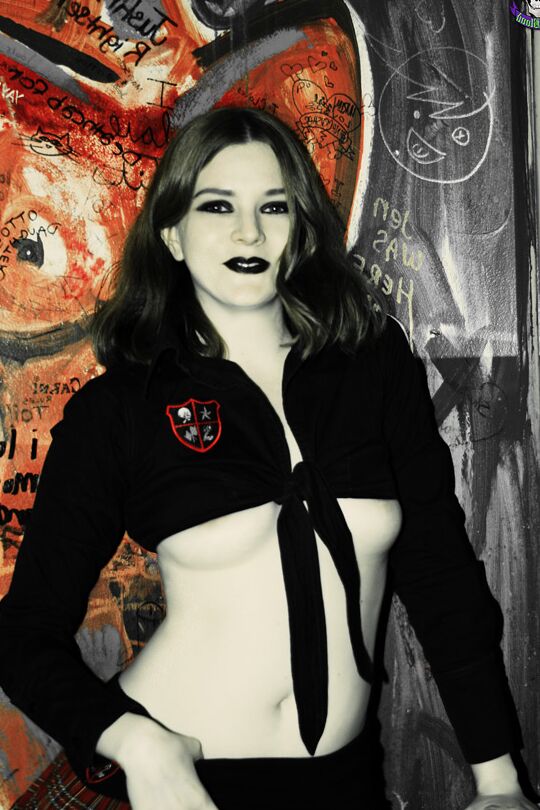16P Joven colegiala rebelde vándala se desnuda en el baño