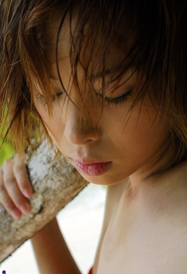 La modelo japonesa 16P Minami Aikawa expone sus turgentes tetas adolescentes y su manguito peludo