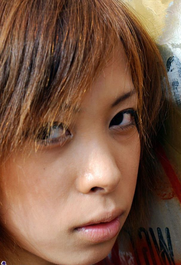 La modelo japonesa 16P Minami Aikawa expone sus turgentes tetas adolescentes y su manguito peludo