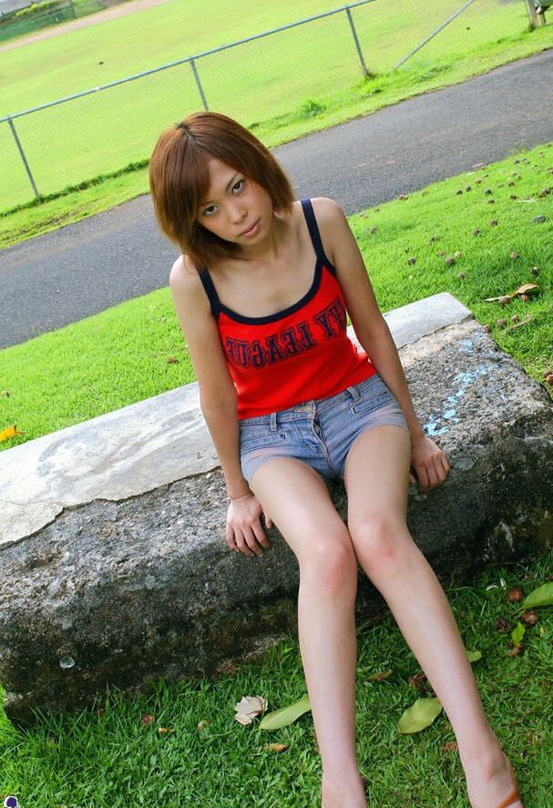 La modelo japonesa 16P Minami Aikawa expone sus turgentes tetas adolescentes y su manguito peludo