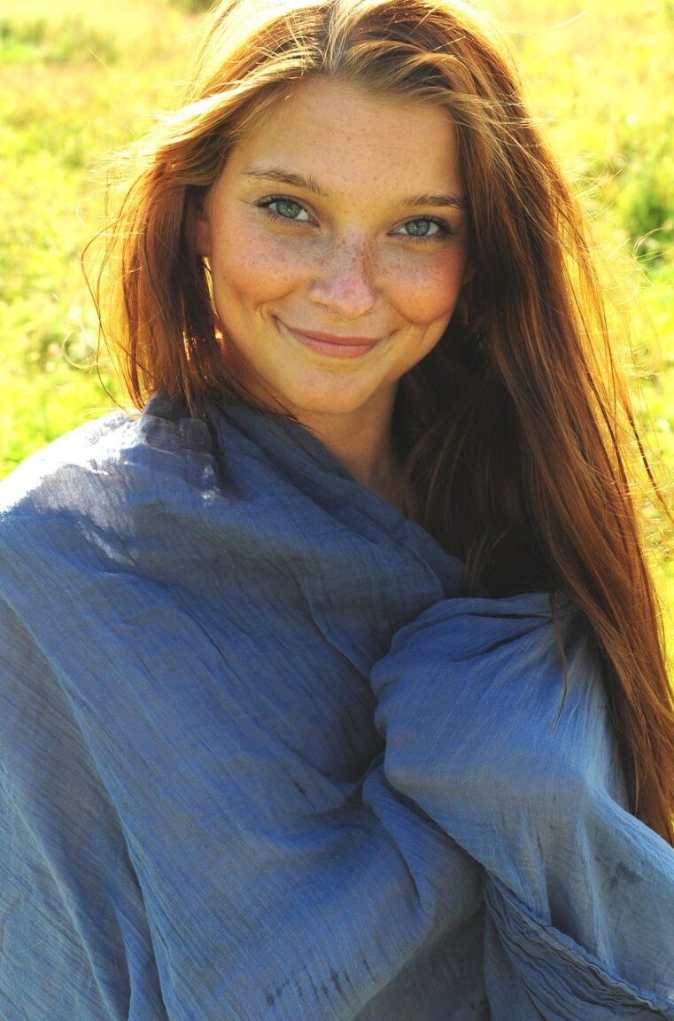 21P Glamourosa adolescente Indi tira tiras para mostrar seus lindos seios