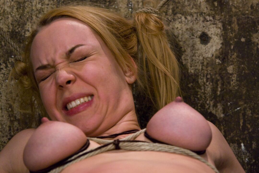 21P Die unterwürfige MILF Annette Schwarz lässt ihre rasierte Muschi in Seilbondage spielen