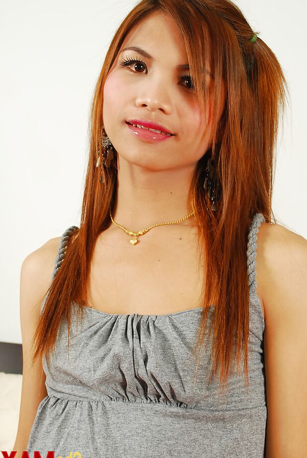 16P Ladyboy ado sur une pipe masculine et une déglutition de sperme par la toujours jolie Kae