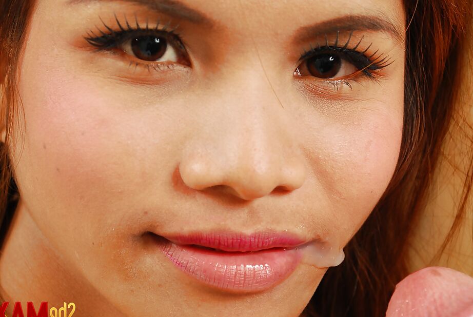 16P Ladyboy ado sur une pipe masculine et une déglutition de sperme par la toujours jolie Kae