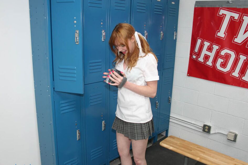 21P La colegiala adolescente de tetas pequeñas Marie Mccray chupa una polla y es follada