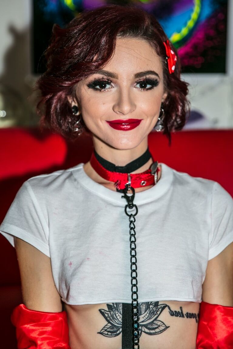 17P Ruiva americana gata em meias arrastão Lola Fae brinca com sua buceta