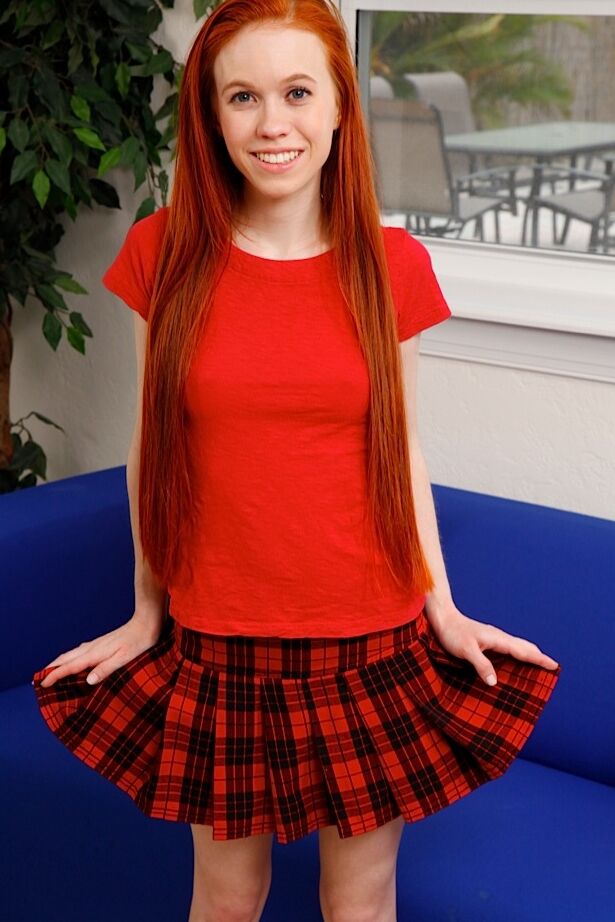 15P La linda pelirroja Dolly Spice se quita la falda de tartán y las bragas para modelar desnuda