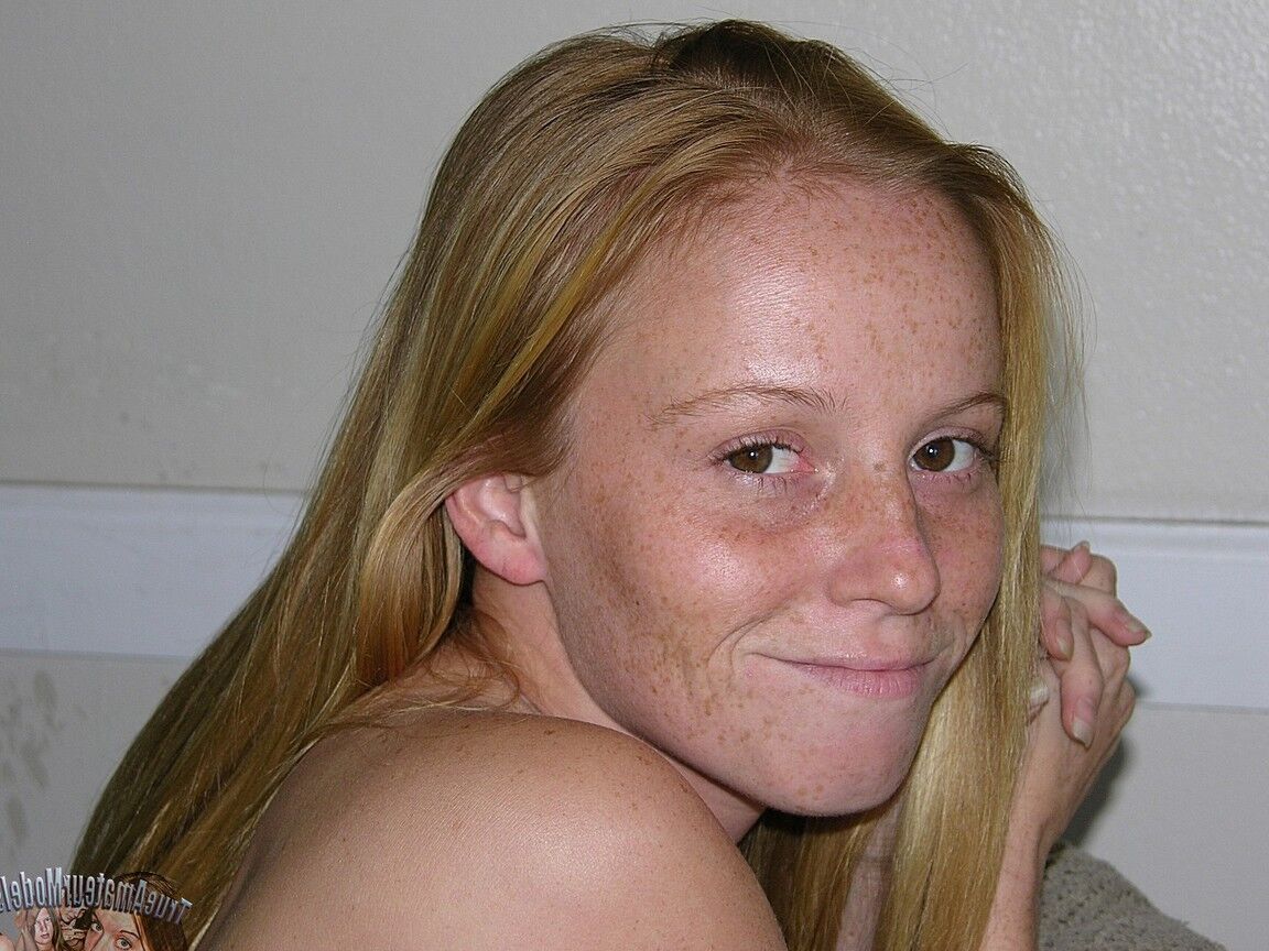 16P A adolescente amadora Alyssa Hart não usa nada além de sardas no rosto