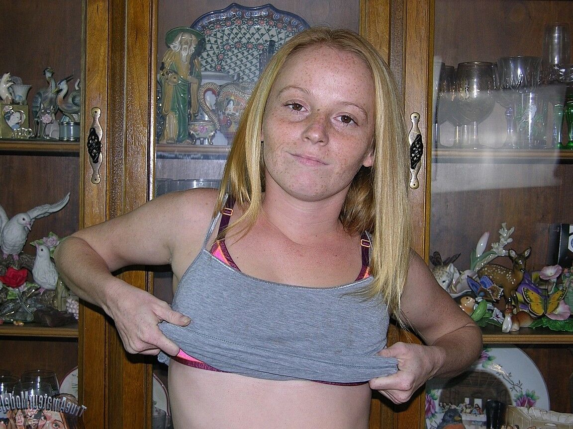 16P A adolescente amadora Alyssa Hart não usa nada além de sardas no rosto