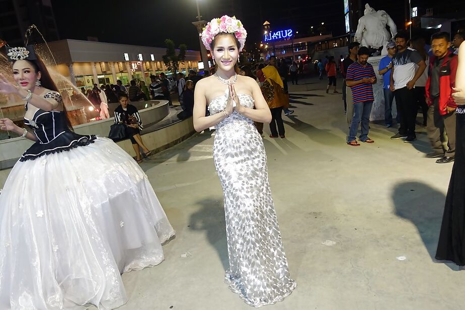 16P Ladyboys tailandesas não nuas competem em concurso de beleza público