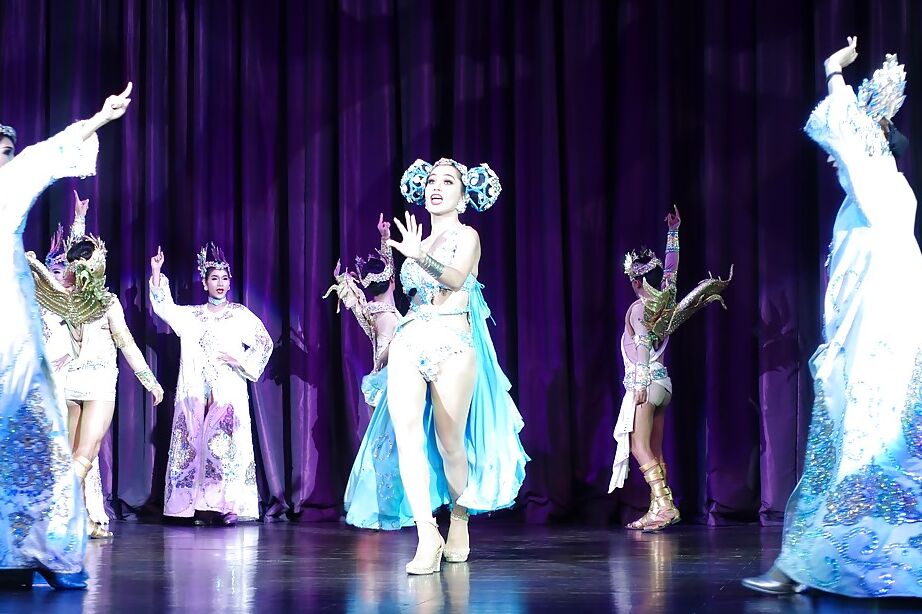 16P Ladyboys tailandesas não nuas competem em concurso de beleza público
